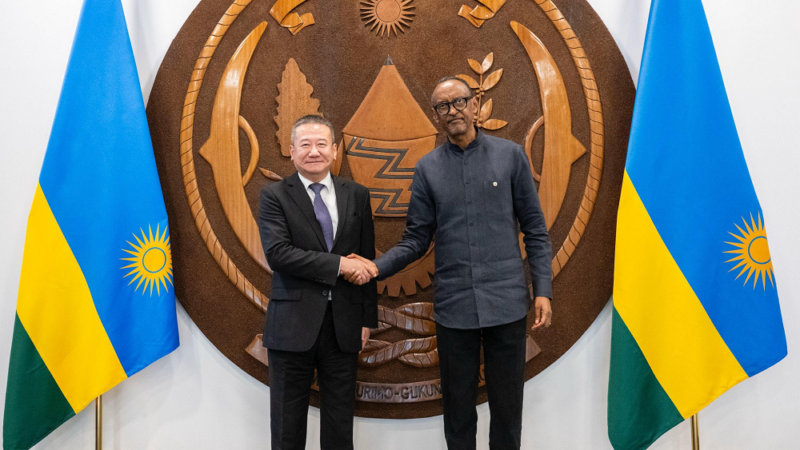 Perezida Kagame yakiriye mu biro bye intumwa yihariye ya Loni mu Karere k’ibiyaga bigari