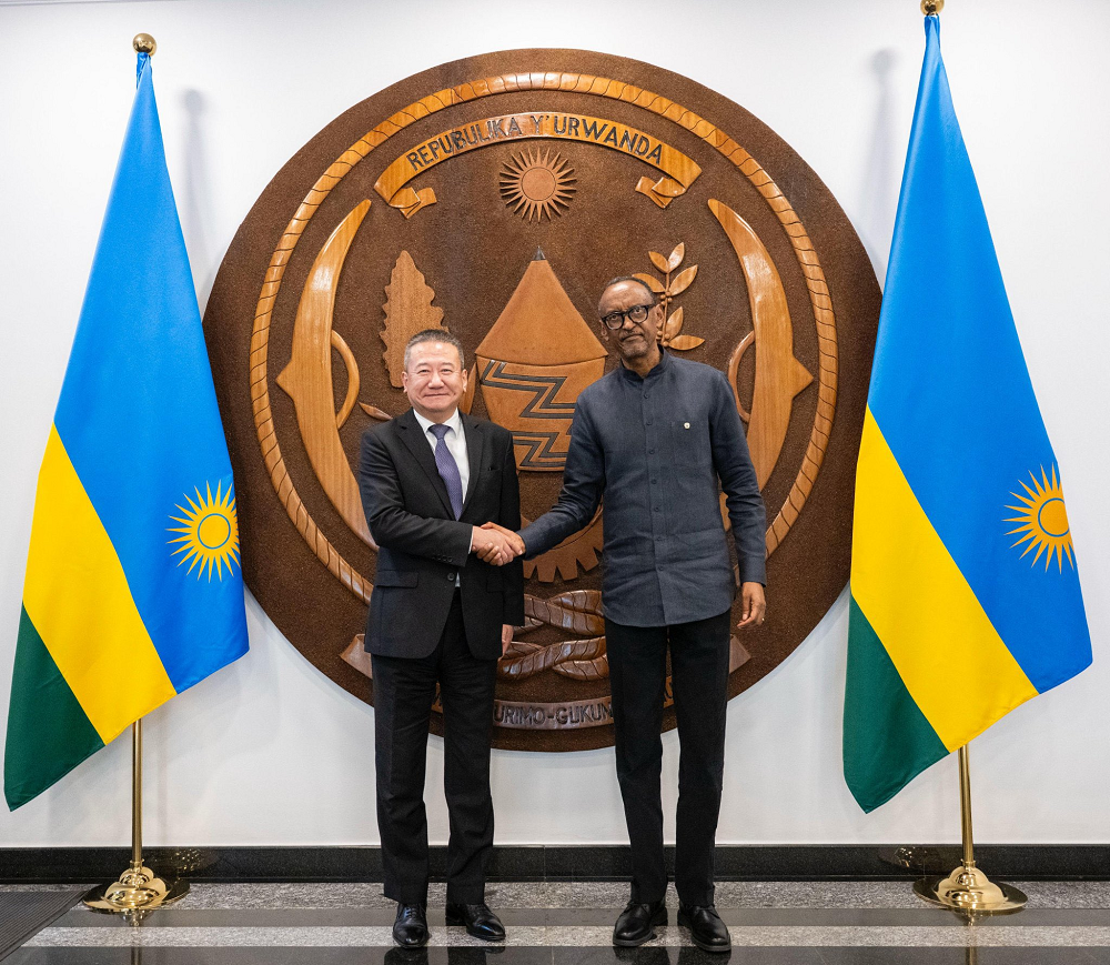 Perezida Kagame yakiriye mu biro bye intumwa yihariye ya Loni mu Karere k’ibiyaga bigari