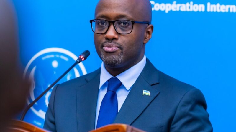 Minisitiri Nduhungirehe yatangaje ko hari abagoreka amateka y’akarere bagamije guhishira abungukira by’ukuri mu mutungo kamere wa RDC